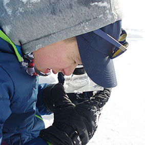 Nivologie, Scolaire regardant les cristaux de neige à la loupe Nivologie, Scolaire regardant les cristaux de neige à la loupe