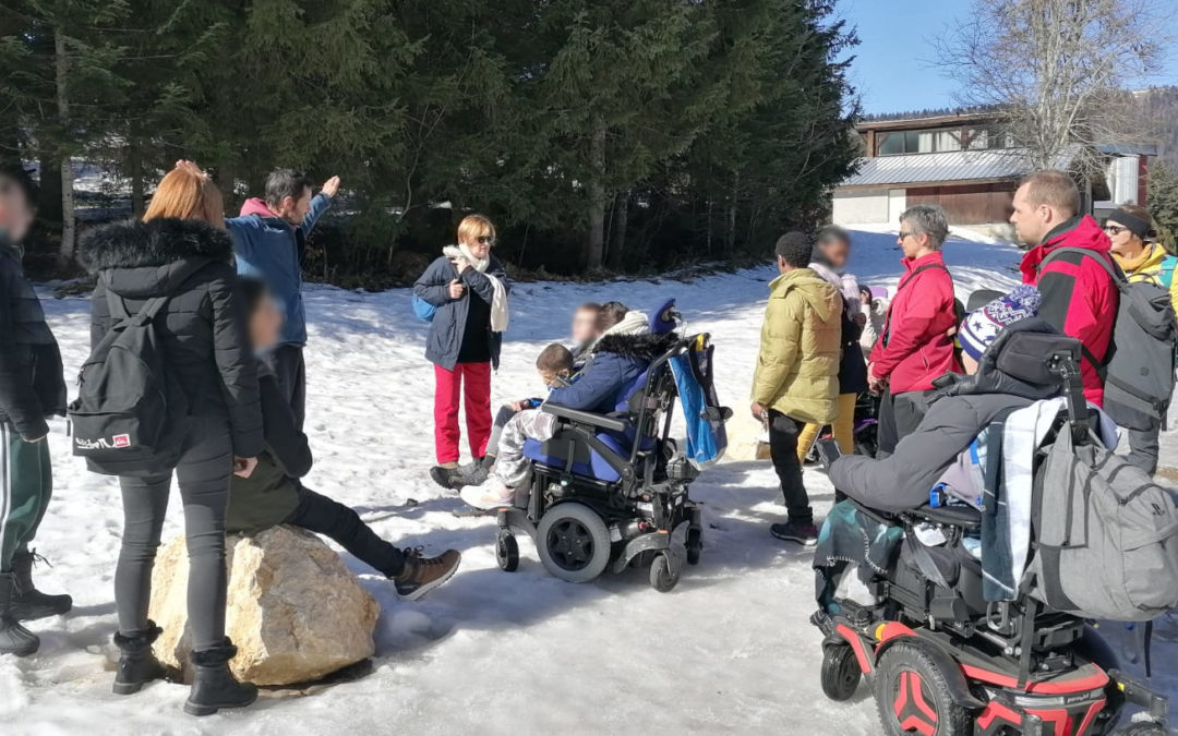 Des collégiens de Saint-Égrève expérimentent la neige au Col de Porte