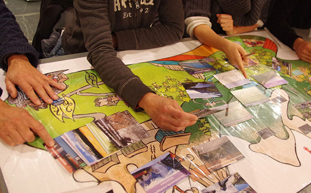 Personnes qui participent à une fresque de la montagne à Grenoble