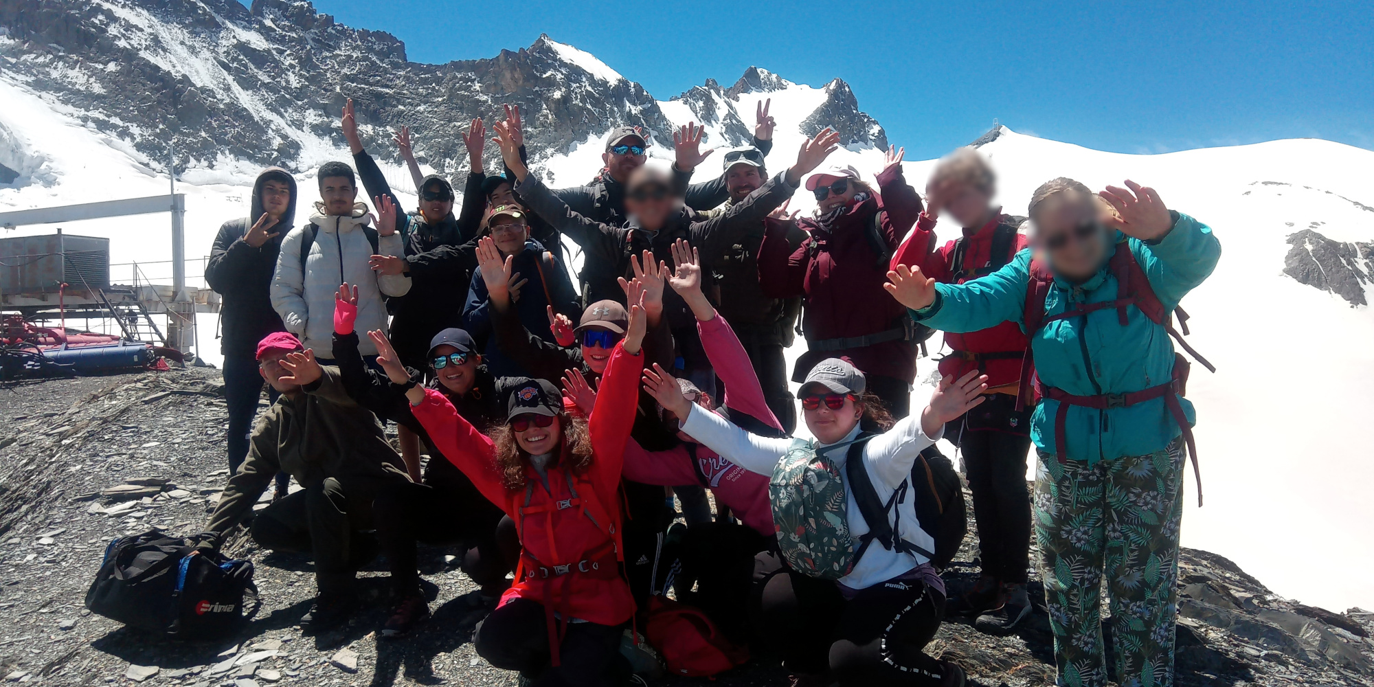 Les jeunes de l'IMPRO Claix devant le glacier de la Girose à 3200m d'altitude