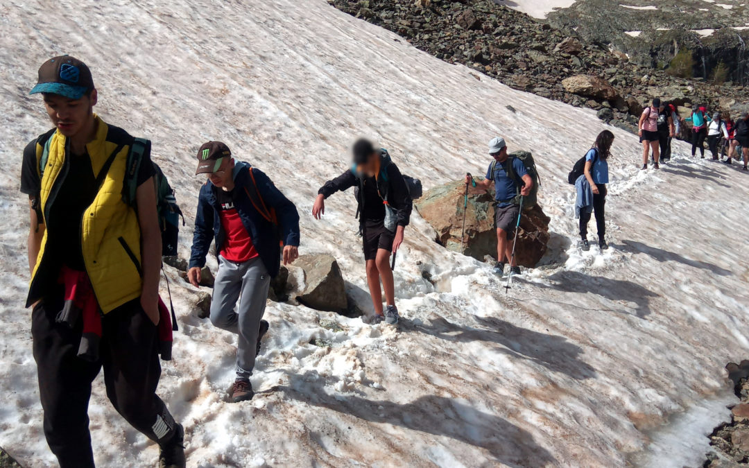 Les jeunes de l'IMPRO Claix traversent un passage en neige