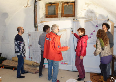 Des bénévoles de l'association Névé réfléchissent ensemble à l'atelier de la Frise des Glaglaciations