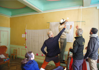 Des bénévoles de l'association Névé réfléchissent ensemble à l'atelier de la Frise des Glaglaciations