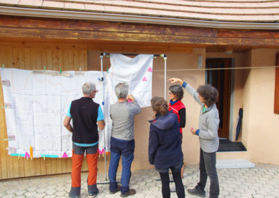 Des bénévoles et des salariés de l'association Névé réfléchissent ensemble à l'atelier de la Frise des Glaglaciations