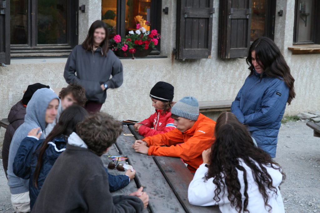 Un groupe d'adolescents du Trièves dans le massif des Ecrins au refuge de l'Alpe de Villar d'Arêne