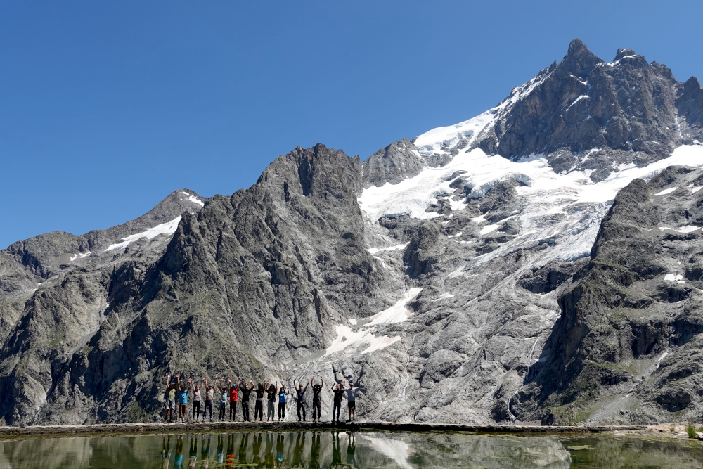 Des jeunes du Trièves posant devant le grand pic de la Meije dans le massif des Ecrins