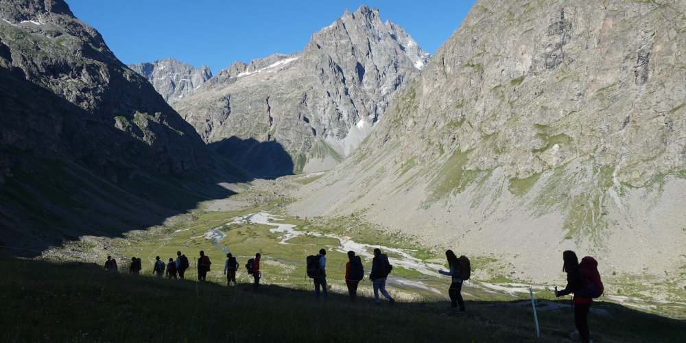Des adolescents du Trièves marchant en montagne en face de la Grande Ruine dans le massif des Ecrins