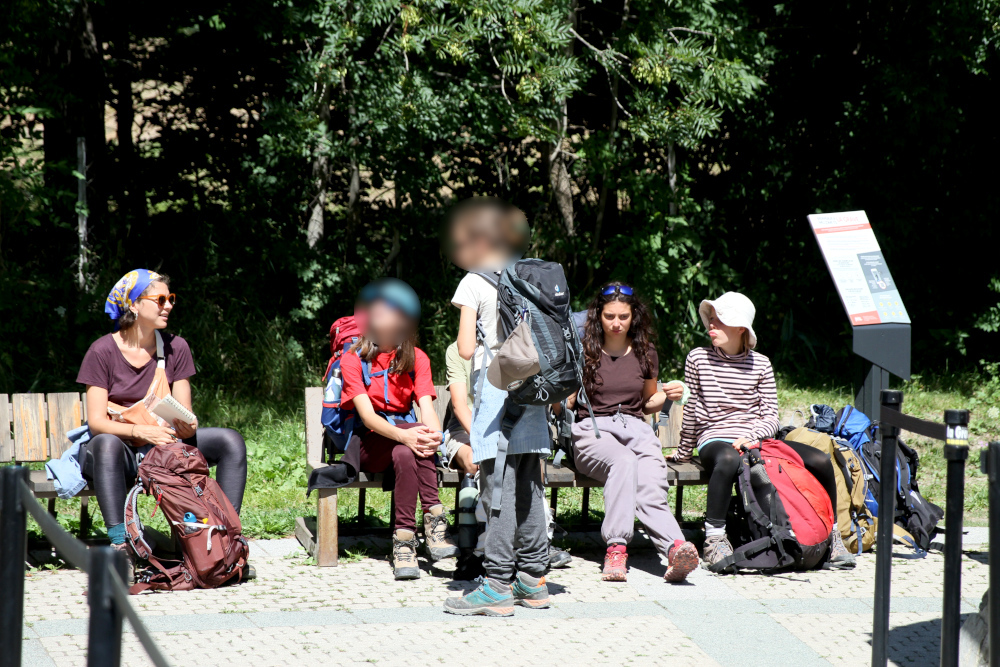 Un groupe d'adolescents accompagnés d'une carnettiste dans le massif des Ecrins