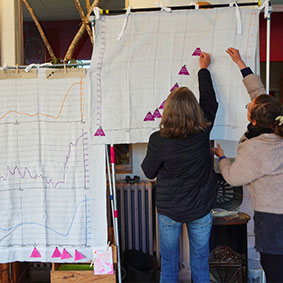 Frise-des-glaglaciations Deux personnes jouent à l'Atelier de la Frise des Glaglaciations de l'association Névé
