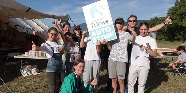 Des petites mains qui façonnent des carnets de glaciers sur une belle aventure en montagne