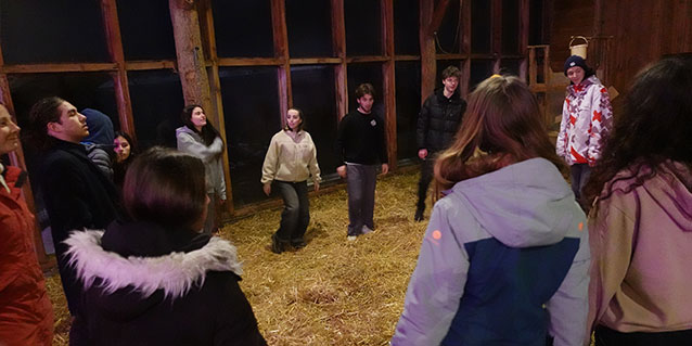 Jeunes en plein atelier de danse dans la paille d'une bergerie pour la #Tribu du Futur