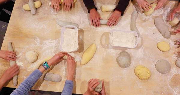 Jeunes en plein atelier de danse dans la paille d'une bergerie pour la #Tribu du Futur